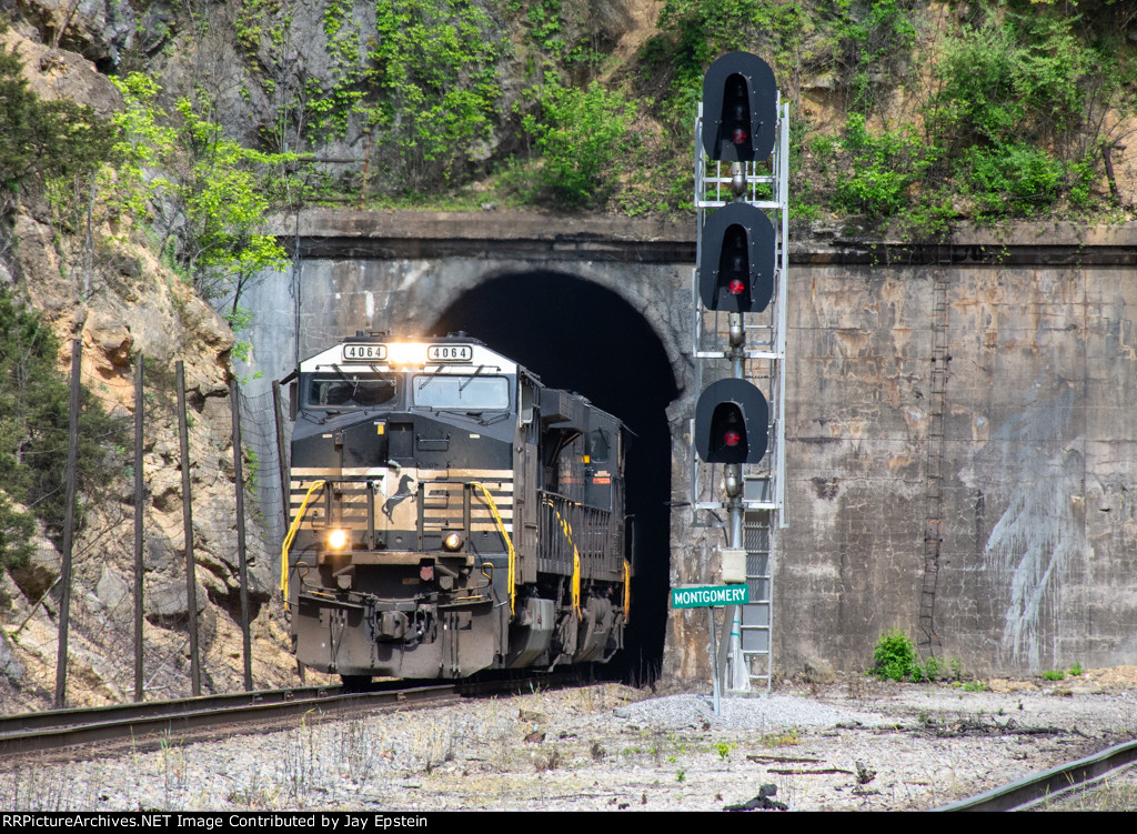 NS 4064 exits the Montgomery Tunnel